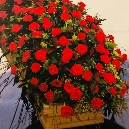Dessus de cercueil roses...